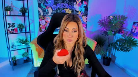 Snapshot of sarahholly chatting on December 27, 2024, 11:50 am Divine Sarah NONUDE model online show from December 27, 2024, 11:50 am