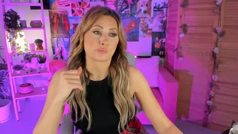 Snapshot of sarahholly chatting on January 10, 2025, 11:11 am Divine Sarah NONUDE model online show from January 10, 2025, 11:11 am