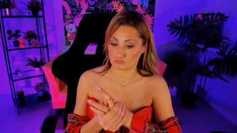 Snapshot of sarahholly chatting on January 12, 2025, 5:54 pm Divine Sarah NONUDE model online show from January 12, 2025, 5:54 pm