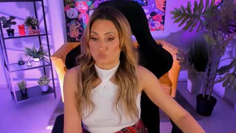 Snapshot of sarahholly chatting on February 23, 2025, 1:53 pm Divine Sarah NONUDE model online show from February 23, 2025, 1:53 pm