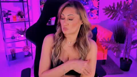 Snapshot of sarahholly chatting on February 27, 2025, 2:54 pm Divine Sarah NONUDE model online show from February 27, 2025, 2:54 pm