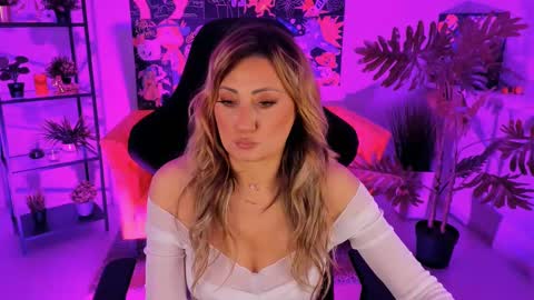 Snapshot of sarahholly chatting on February 28, 2025, 11:36 am Divine Sarah NONUDE model online show from February 28, 2025, 11:36 am