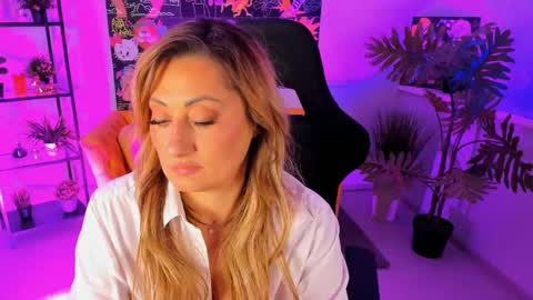 Snapshot of sarahholly chatting on March 8, 2025, 5:43 pm Divine Sarah NONUDE model online show from March 8, 2025, 5:43 pm