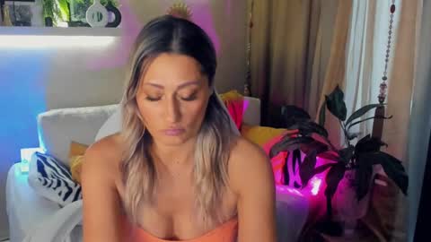 Divine Sarah NONUDE model online show from June 5, 2026, 3:07 pm