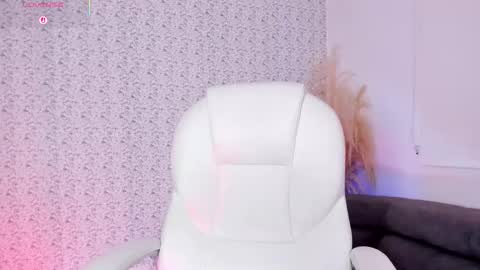 Sara jones   online show from November 21, 2025, 4:27 pm