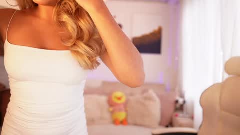 Snapshot of saraparisi_ chatting on December 27, 2024, 10:16 pm Sara online show from December 27, 2024, 10:16 pm