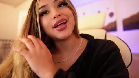 Snapshot of saraparisi_ chatting on January 8, 2025, 1:32 am Sara online show from January 8, 2025, 1:32 am