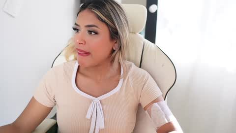 Snapshot of saraparisi_ chatting on January 21, 2025, 10:08 pm Sara online show from January 21, 2025, 10:08 pm
