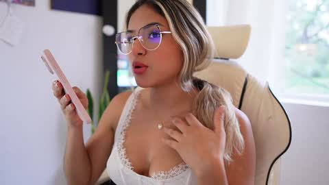 Snapshot of saraparisi_ chatting on January 25, 2025, 9:14 pm Sara online show from January 25, 2025, 9:14 pm