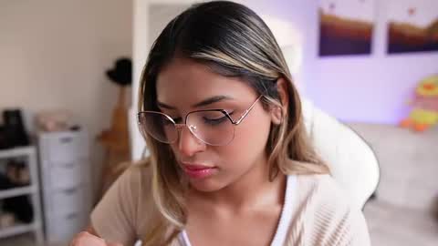 Snapshot of saraparisi_ chatting on February 10, 2025, 10:30 pm Sara online show from February 10, 2025, 10:30 pm