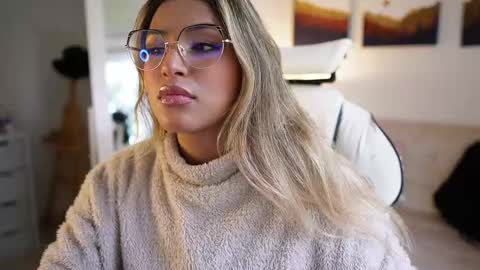 Snapshot of saraparisi_ chatting on February 11, 2025, 9:46 pm Sara online show from February 11, 2025, 9:46 pm