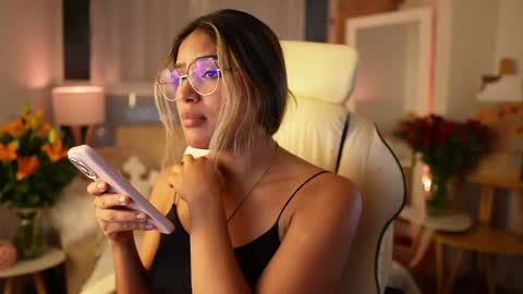 Snapshot of saraparisi_ chatting on March 12, 2025, 1:58 am Sara online show from March 12, 2025, 1:58 am
