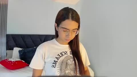 Snapshot of sarasaenz_99 chatting on November 8, 2025, 8:07 pm Sara online show from November 8, 2025, 8:07 pm