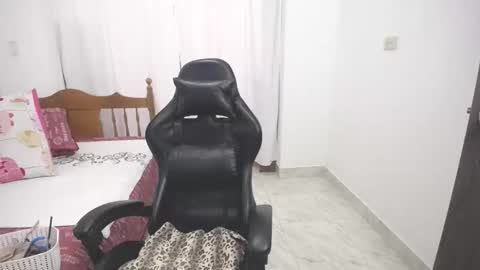 saray1221 online show from January 10, 2026, 7:04 pm