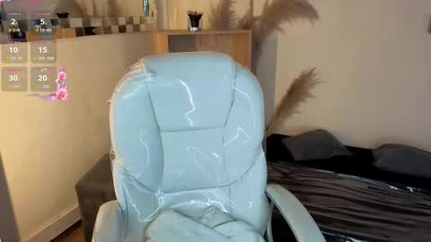 Snapshot of saray_reyes chatting on October 23, 2025, 12:15 pm Saray Say hi in the chat online show from October 23, 2025, 12:15 pm