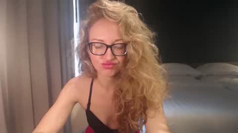 Snapshot of sashasweetsasha chatting on November 9, 2025, 4:22 am Sasha online show from November 9, 2025, 4:22 am