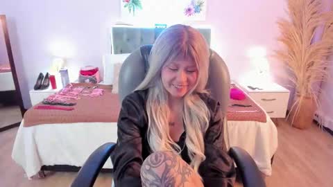 saskia_vellour online show from February 3, 2026, 7:41 pm