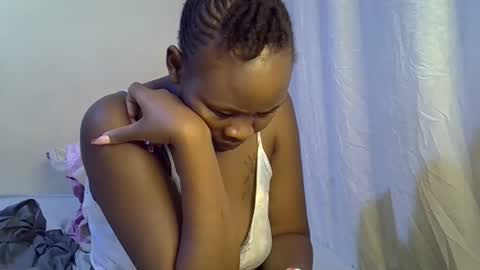 Snapshot of sassy_bella chatting on October 7, 2025, 12:41 am sassy_bella online show from October 7, 2025, 12:41 am