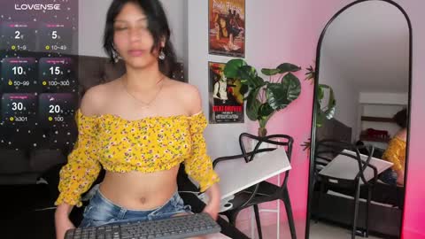 Snapshot of savannah_cameron chatting on January 11, 2025, 6:33 pm Savannah online show from January 11, 2025, 6:33 pm
