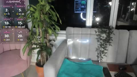 Scarlet  whithe online show from September 27, 2025, 9:58 am