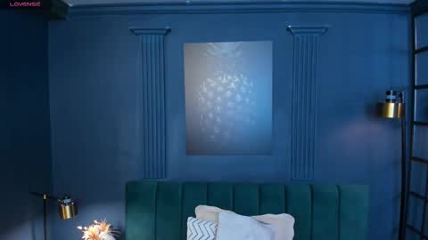 Scarlet Edwars online show from December 21, 2025, 6:04 pm