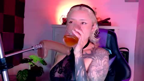 scarlet_gold online show from November 27, 2025, 4:47 am