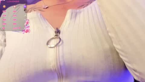 Scarlet  online show from November 24, 2025, 10:42 pm