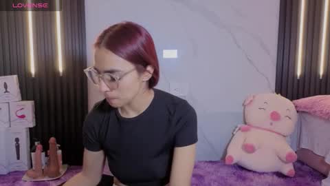 Snapshot of scarleth_red_ chatting on November 6, 2025, 12:06 pm I am Scarleth Check mi profile online show from November 6, 2025, 12:06 pm