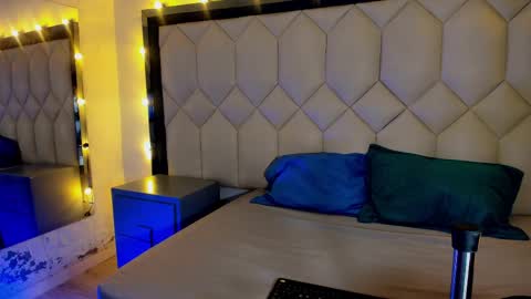 scarlethbigbug online show from September 30, 2025, 6:24 pm