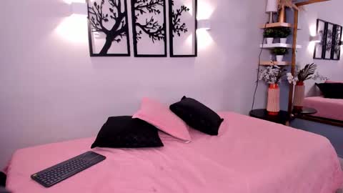 Scarlett Johs online show from October 21, 2025, 9:15 pm