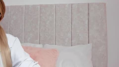 Scarlett Lee online show from December 17, 2025, 1:06 pm