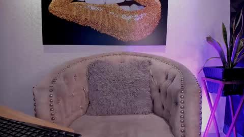 Scarlet online show from November 18, 2025, 4:22 pm