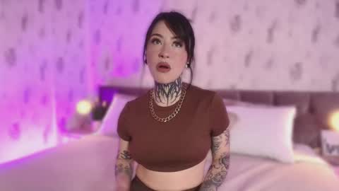 Snapshot of scolw chatting on October 2, 2025, 6:37 pm Scolw online show from October 2, 2025, 6:37 pm