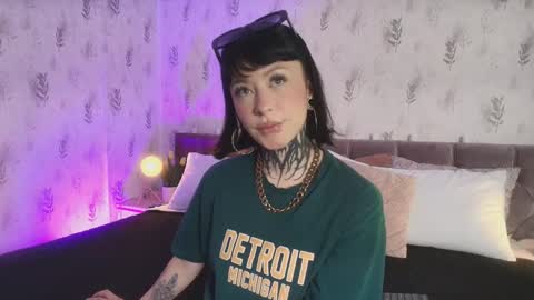 Snapshot of scolw chatting on November 5, 2025, 8:42 pm Scolw online show from November 5, 2025, 8:42 pm