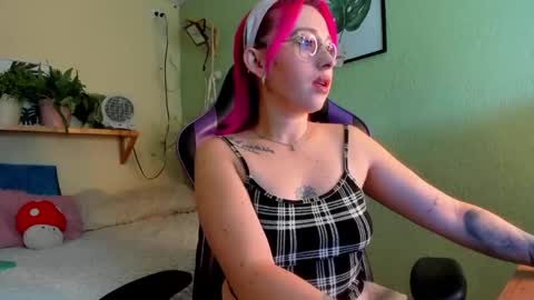 Snapshot of sejmet_5 chatting on November 16, 2025, 3:17 pm Yeyis online show from November 16, 2025, 3:17 pm