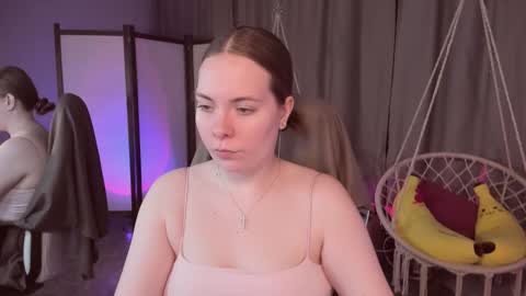 Selena and Leila online show from November 7, 2025, 4:29 pm