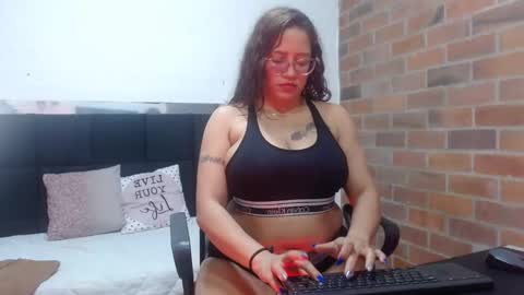 Snapshot of selena_tits_ chatting on October 10, 2025, 1:04 am Selena online show from October 10, 2025, 1:04 am