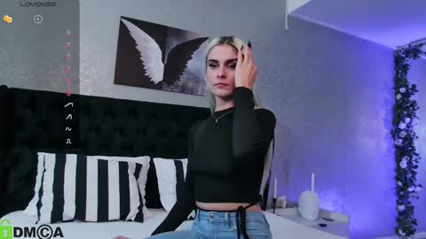 Selena online show from October 14, 2025, 3:29 am