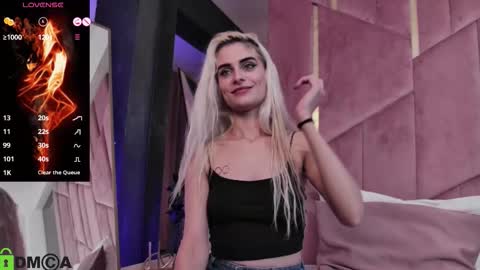 Selena online show from December 5, 2025, 6:11 am