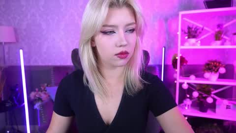 selenairis online show from September 15, 2025, 6:13 am