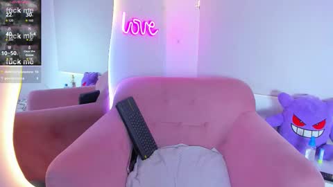 selene_swee online show from November 8, 2025, 3:23 pm