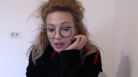 Selenna online show from October 2, 2025, 1:51 pm