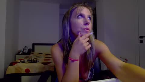 Snapshot of sellena_angel chatting on July 10, 2026, 7:27 pm sellena_angel online show from July 10, 2026, 7:27 pm