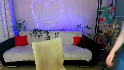 sensitiveheartt online show from June 1, 2026, 7:15 pm