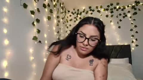 Camille and sophie online show from March 3, 2026, 1:23 am