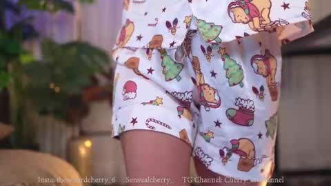 Snapshot of sensualcherry_ chatting on December 21, 2025, 1:35 am Maria- OF sensual bee online show from December 21, 2025, 1:35 am