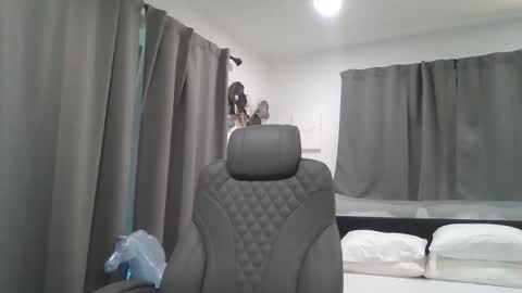 senyai40 online show from October 16, 2025, 5:25 pm