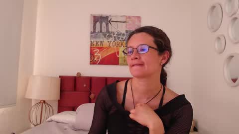 sereneclarks_ online show from February 3, 2025, 6:49 pm