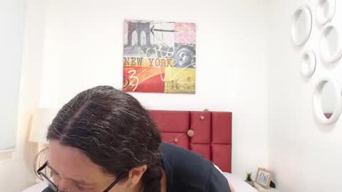 sereneclarks_ online show from February 4, 2025, 12:33 pm