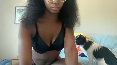 Snapshot of serenitybee chatting on September 28, 2025, 4:56 pm Serenity Bee online show from September 28, 2025, 4:56 pm